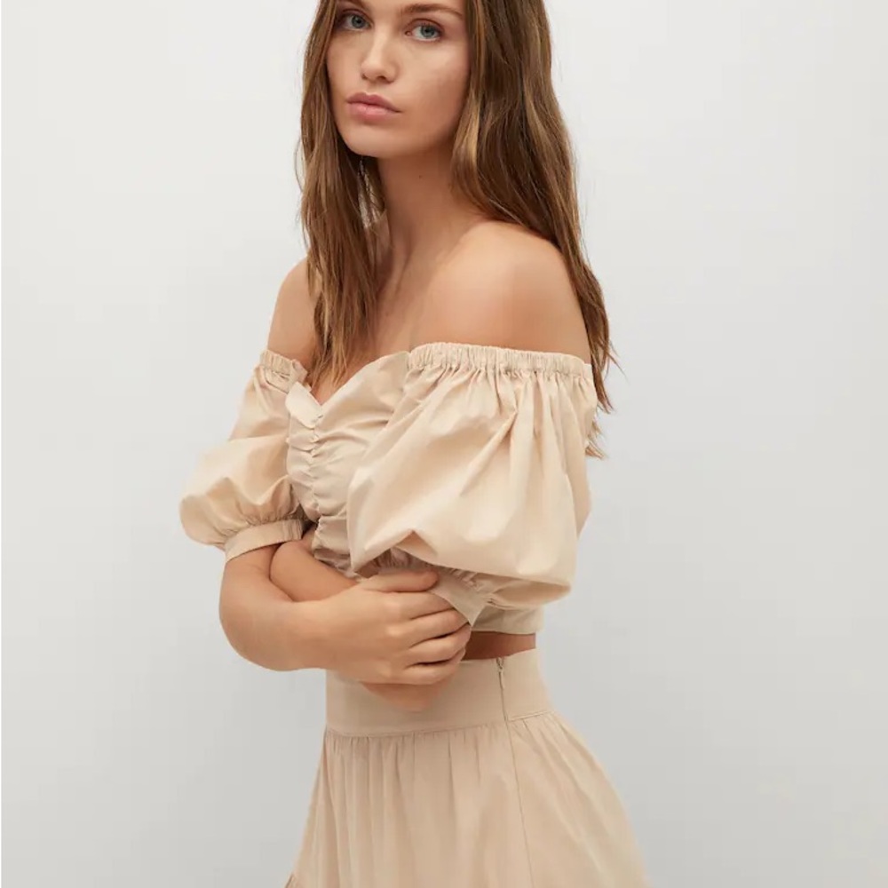 Like New- Worn once. Off shoulder puff sleeve top.